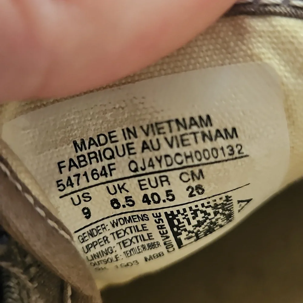 Size 9 Clean Converse! - Picture 5 of 6
